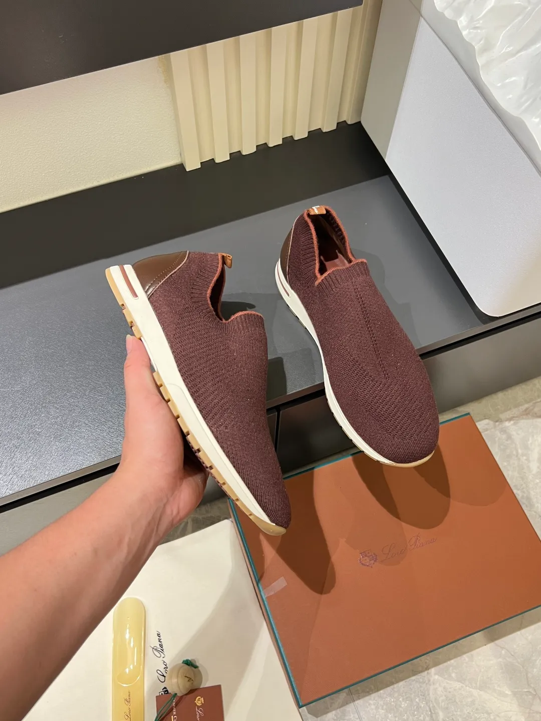 Men's Men's Shoes 💰p380 Loro Men's Shoes 💰piana/Noyo Piana 360 L Men's Shoes 💰p Flexy Walk Men's Sports Shoes These sports shoes are made of knitted wool uppers, and the heel is wrapped in smooth calf leather. Merino sheep are selected from Australia and New Zealand. The upper is machine-woven like a sweater, and then equipped with a white rubber outsole and a Kummel-colored sole. It is both beautiful and non-slip. The fabric is 100% cashmere and the insole is calf leather. It is super comfortable on the feet! Comes with full original packaging! Multiple colors available! Size: 38-44 (45 customized)
